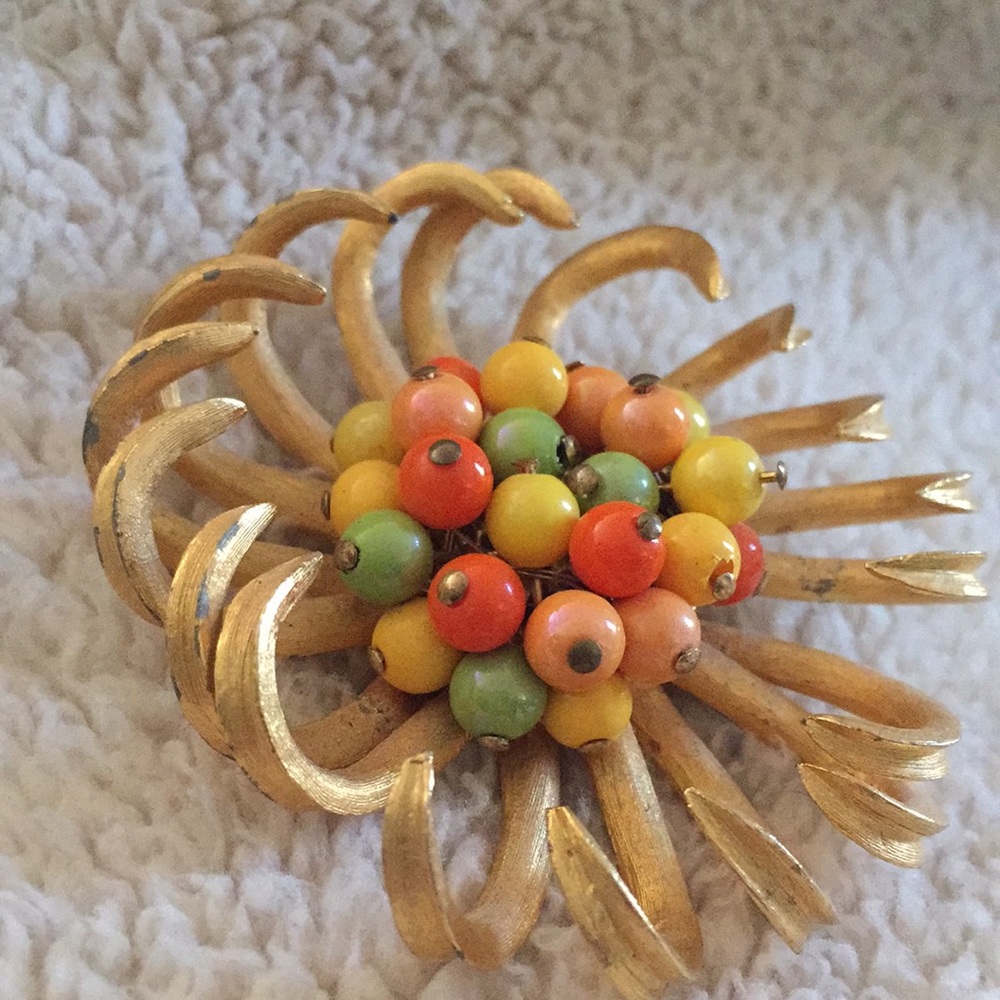 Vintage 1950s broach Cuban Carmen Miranda style. - Picture 2 of 5